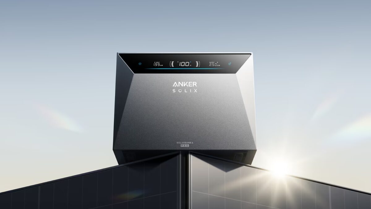 Автоматическая солнечная панель Anker Solarbank 4 E5000 Pro возле здания