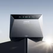 Автоматическая солнечная панель Anker Solarbank 4 E5000 Pro возле здания