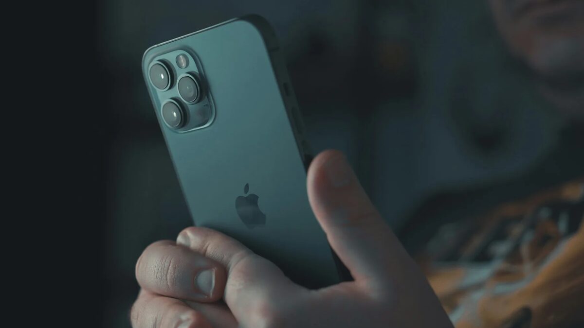 iPhone 15 с тремя камерами и логотипом Apple