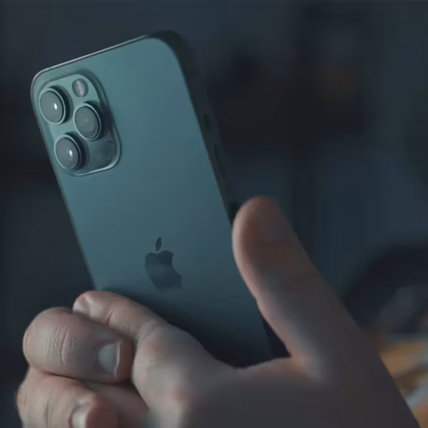 iPhone 15 с тремя камерами и логотипом Apple
