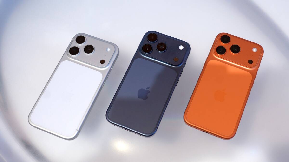 Три iPhone 13 разных цветов сверху