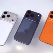 Три iPhone 13 разных цветов сверху