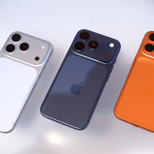 Три iPhone 13 разных цветов сверху