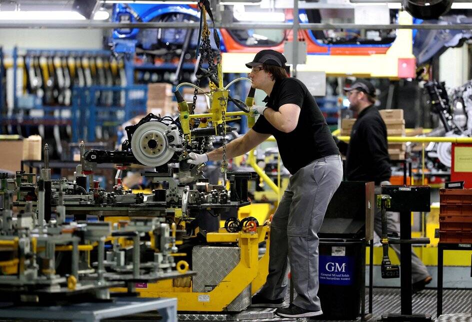 Работник на сборочной линии Nissan с механизмами