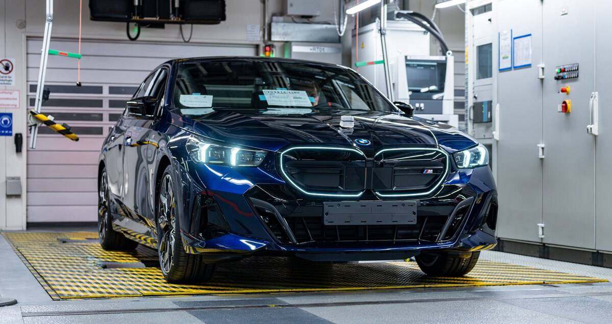 Электромобиль BMW i4 на заводе сборке