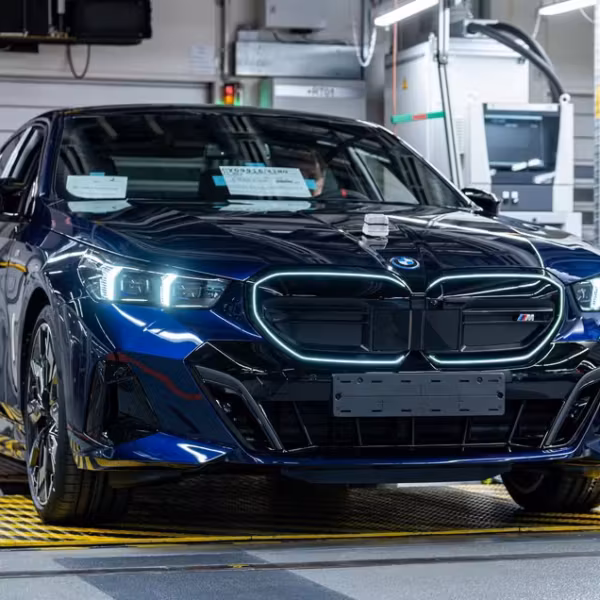 Электромобиль BMW i4 на заводе сборке