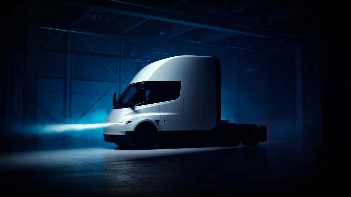 Электрический грузовик Tesla Semi в темной мастерской