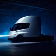 Электрический грузовик Tesla Semi в темной мастерской