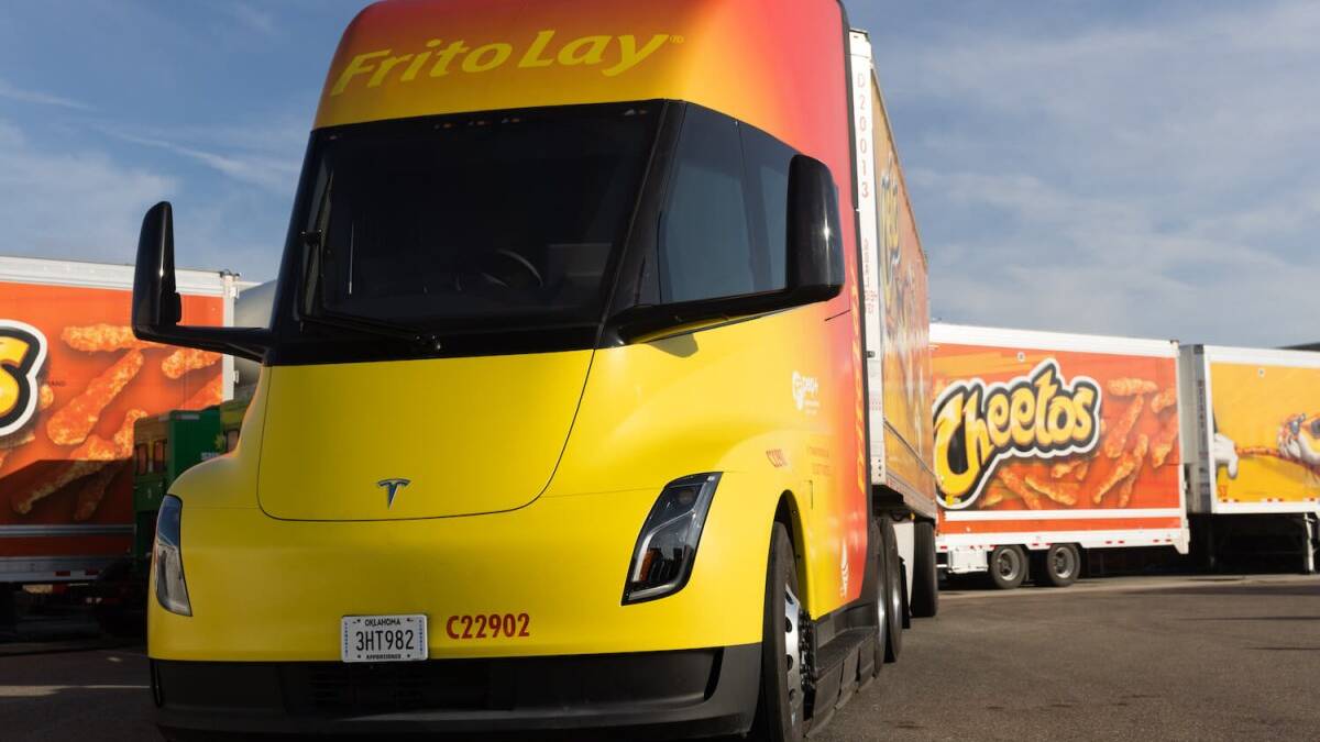 Tesla Semi электромобиль грузовик жёлто-красный передний план