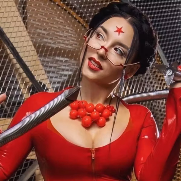 Модель Анна Шаховская косплей Элеаноры Atomic Heart