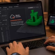 Экран ноутбука с ошибкой Bambu Connect и моделью XT-Carbon