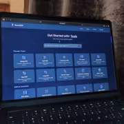 Ленивый ноутбук с экраном, показывающим BentoPDF