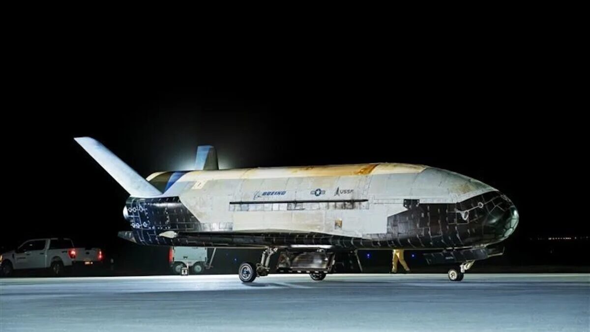 Космический шаттл Space Force на земле ночью