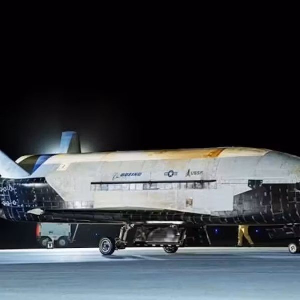 Космический шаттл Space Force на земле ночью