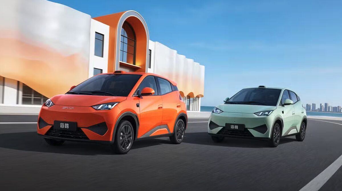 Две электромобиля BYD XUANJI A3 на улице