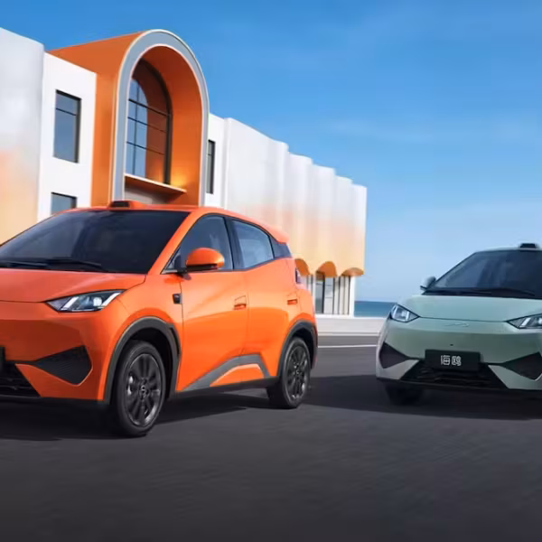 Две электромобиля BYD XUANJI A3 на улице