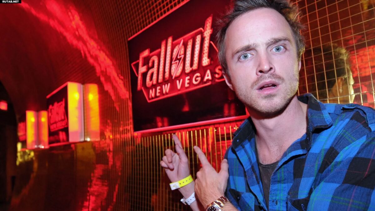 Аарон Пол возле неона Fallout Нью Вегас