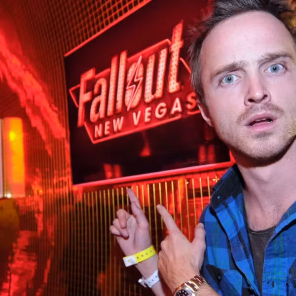 Аарон Пол возле неона Fallout Нью Вегас