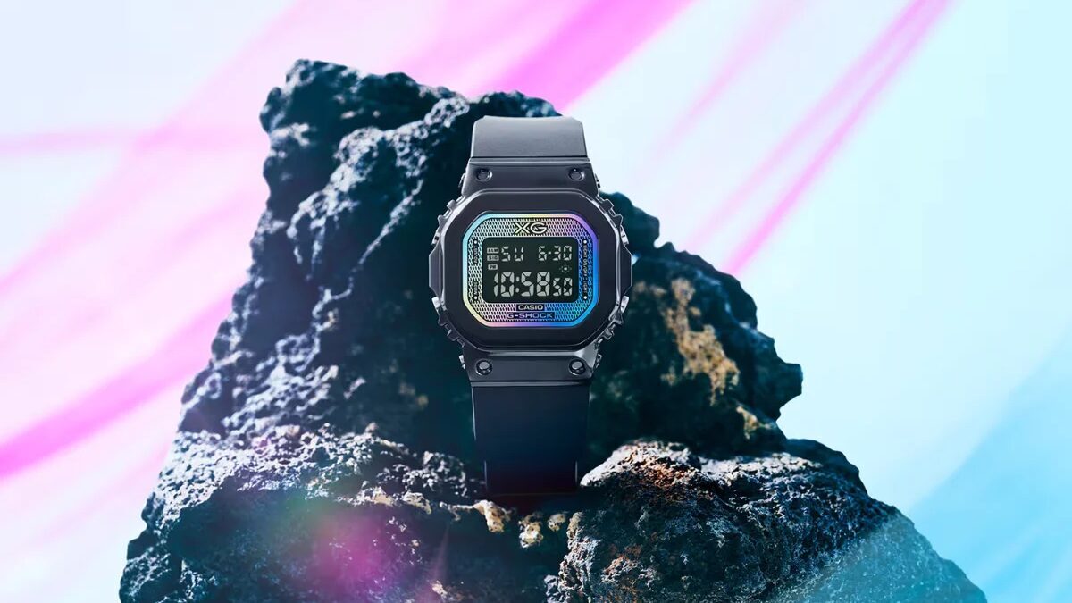 Чёрные часы Casio G-Shock на каменистой поверхности