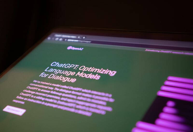 Экран компьютера с текстом ChatGPT Оптимизация ChatGPT