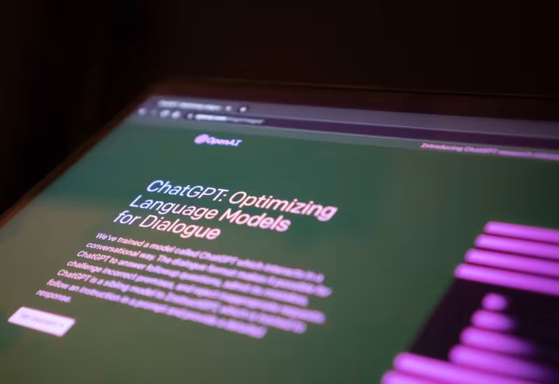 Экран компьютера с текстом ChatGPT Оптимизация ChatGPT