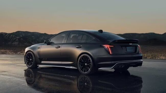 черный седан Cadillac CT5-V Blackwing F1 Collector Series на дороге