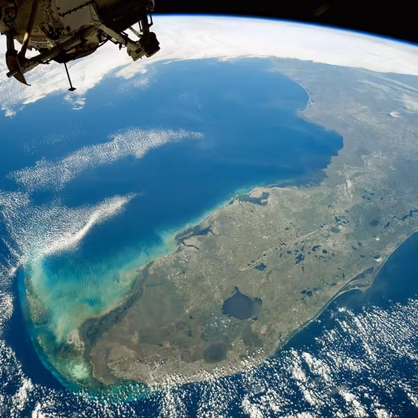 Космический корабль NASA и Земля Prithvi орбита