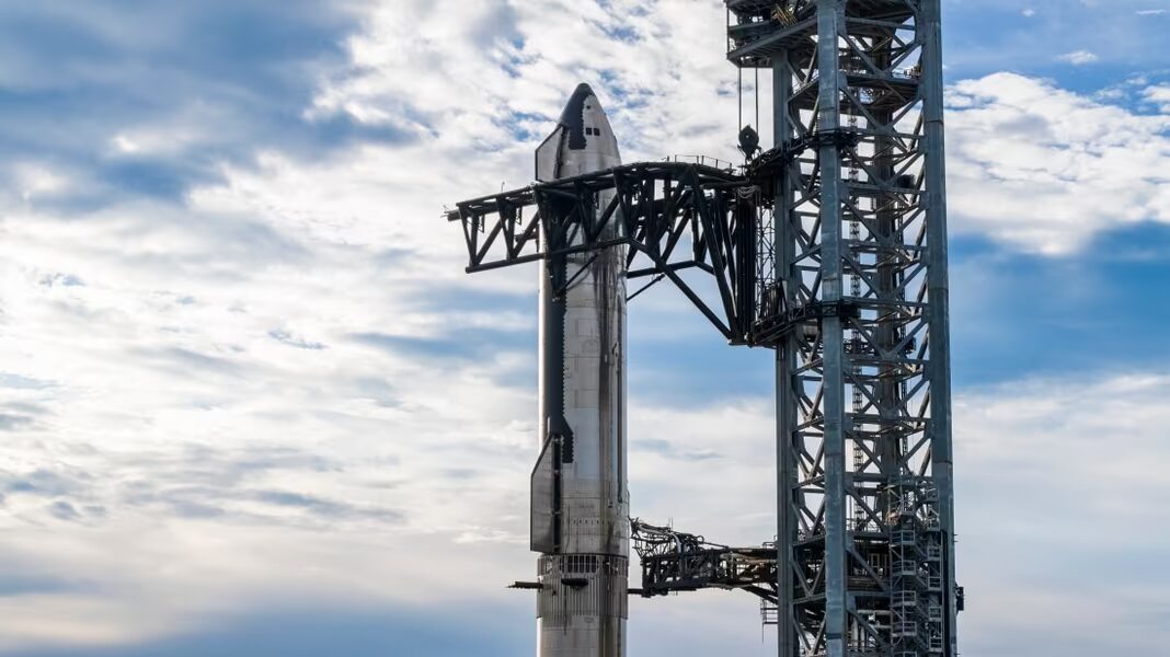 Ракета SpaceX и монтажная конструкция на космодроме