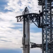 Ракета SpaceX и монтажная конструкция на космодроме