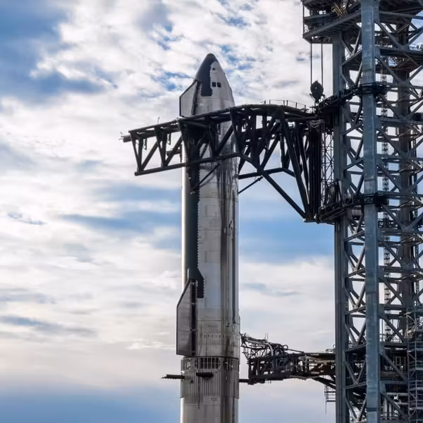 Ракета SpaceX и монтажная конструкция на космодроме