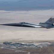 Самолет NASA X-59 летит над пустыней NASA опустило X-59