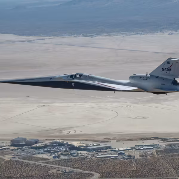 Самолет NASA X-59 летит над пустыней NASA опустило X-59