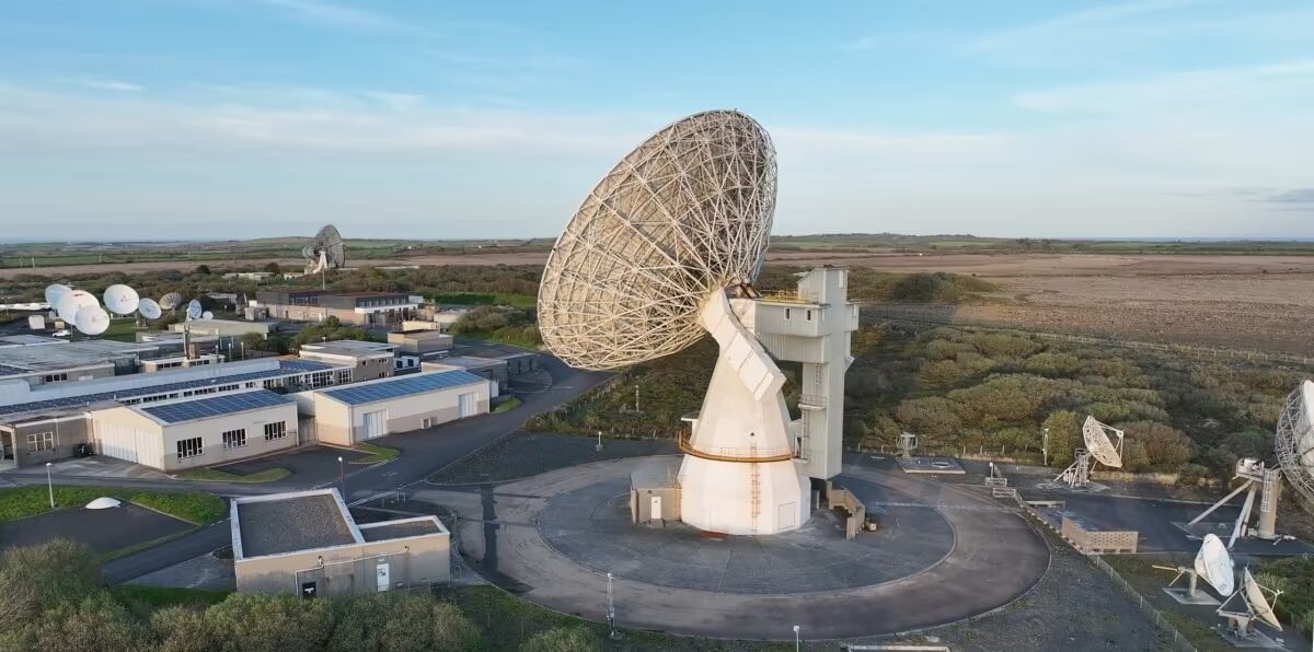 Крупный радар Goonhilly и оборудование рядом