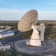 Крупный радар Goonhilly и оборудование рядом