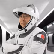Космонавт в костюме SpaceX и шлеме