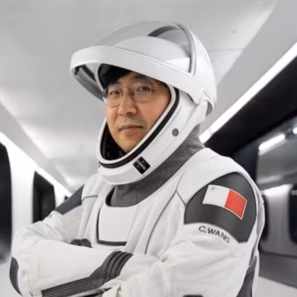 Космонавт в костюме SpaceX и шлеме