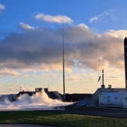 Ракета Rocket Lab и спутник Synspective Strix на запуске