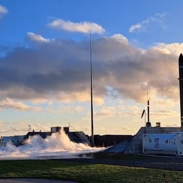 Ракета Rocket Lab и спутник Synspective Strix на запуске