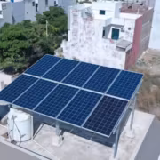 солнечные панели SolarSquare на крыше здания