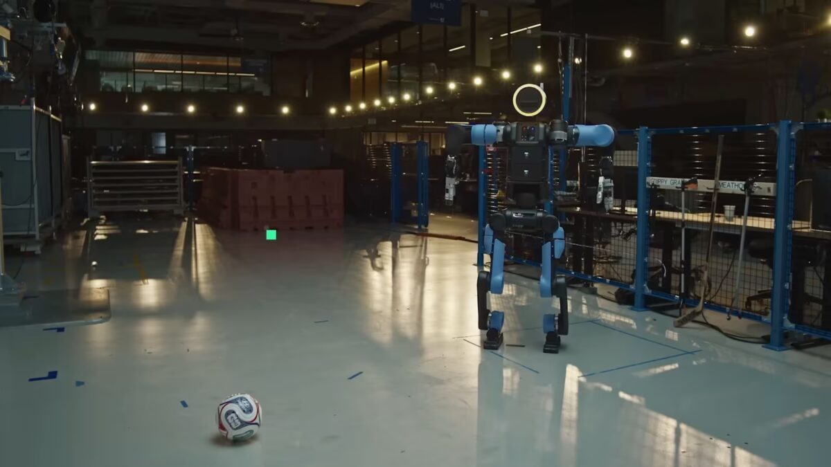 Boston Dynamics показала Atlas с футбольными навыками