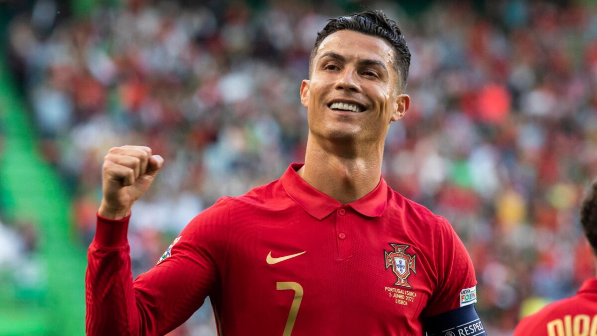 Криштиану Роналду в красной футболке Portugal с логотипом Dreame