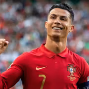 Криштиану Роналду в красной футболке Portugal с логотипом Dreame
