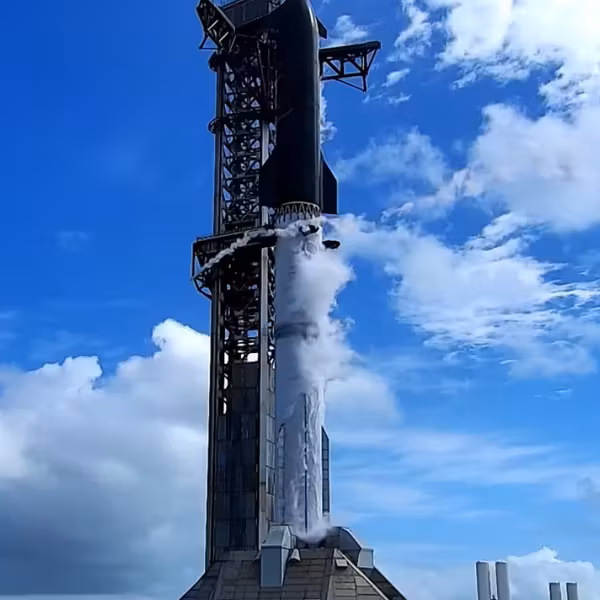 Ракета SpaceX Starship V3 на старте перед полётом