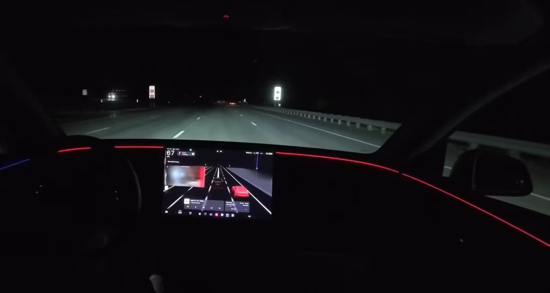 Экран Tesla с системой слепых зон и системой Summon