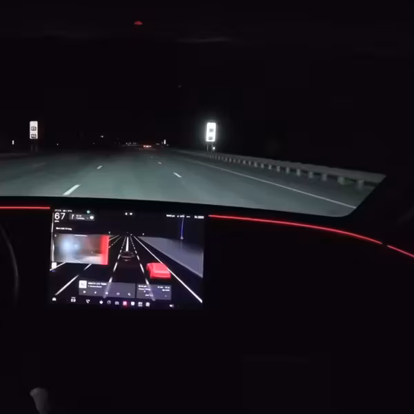 Экран Tesla с системой слепых зон и системой Summon