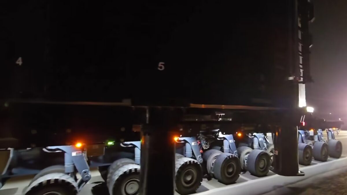 Самосвал для перевозки ракетных компонентов Super Heavy Booster 19 в ночи