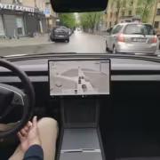 Интерьер автомобиля Tesla с дисплеем FSD Supervised карта