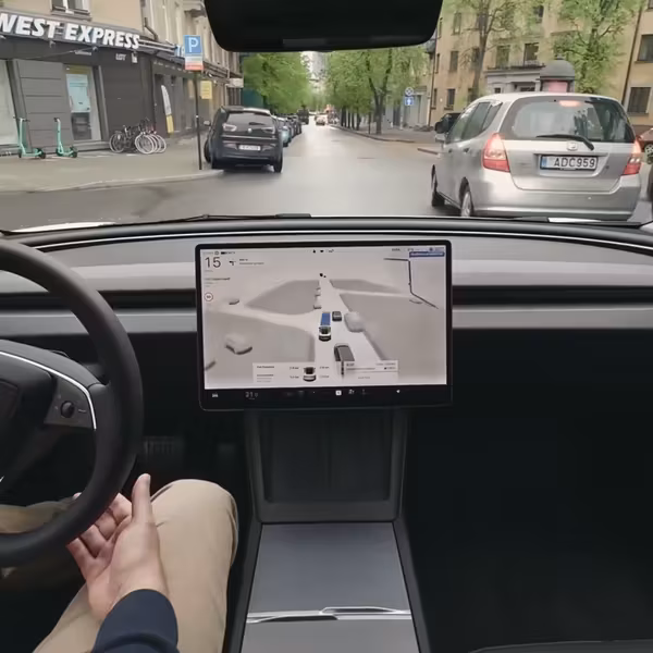 Интерьер автомобиля Tesla с дисплеем FSD Supervised карта