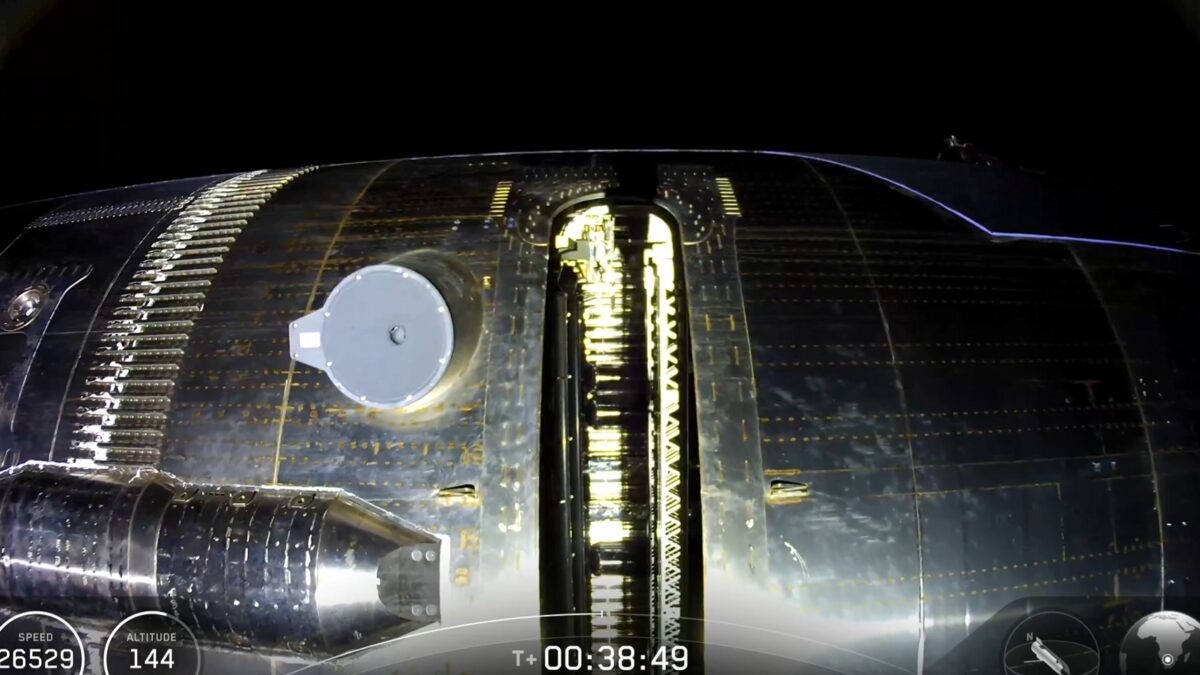Космический корабль SpaceX Starship с солнечной панелью