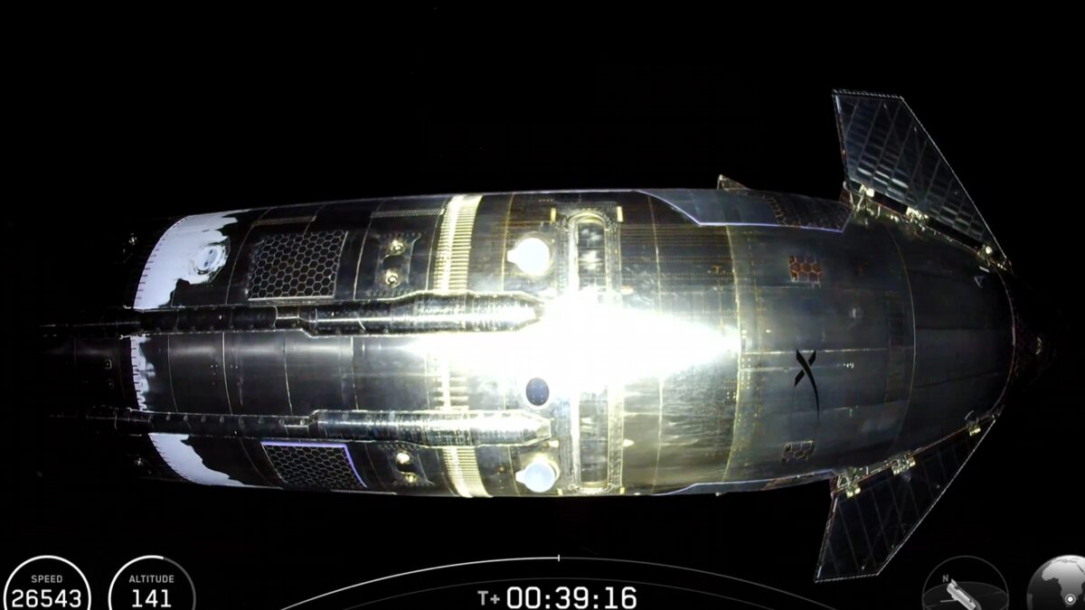 космический корабль Starship SpaceX в космосе Starlink спутники